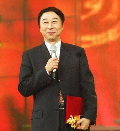 冯巩的背景,从相声大师到喜剧影帝的跨界传奇